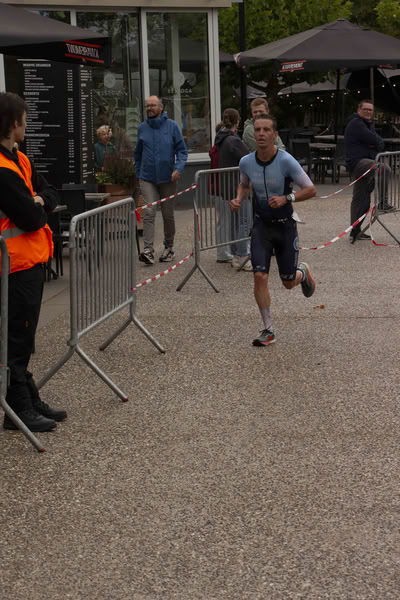 A competitor on the run loop along the water at De Gavers.
