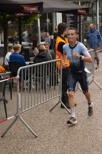 A competitor on the run loop along the water at De Gavers.