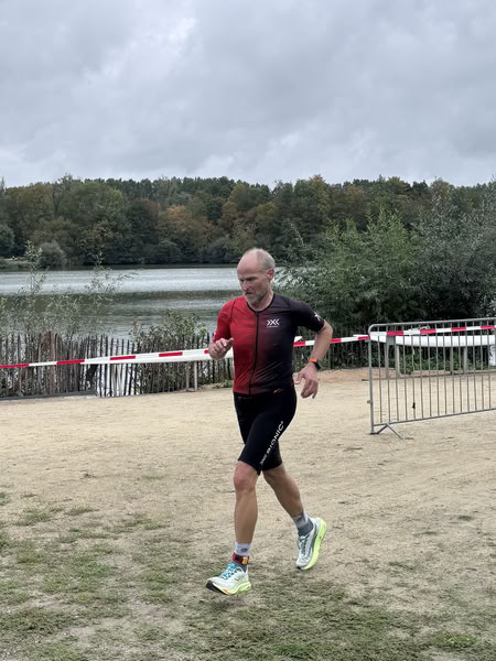 A competitor on the run loop along the water at De Gavers.