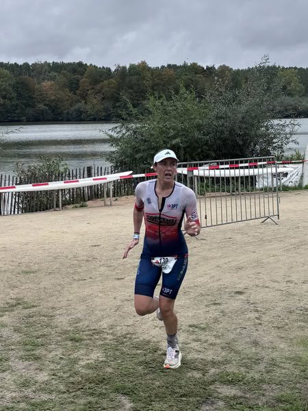 A competitor on the run loop along the water at De Gavers.