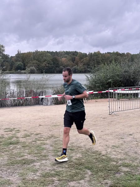 A competitor on the run loop along the water at De Gavers.
