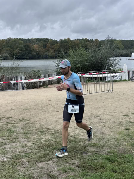 A competitor on the run loop along the water at De Gavers.