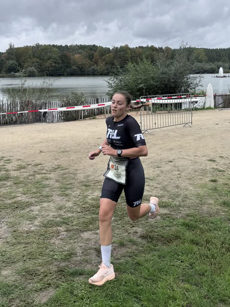 A competitor on the run loop along the water at De Gavers.