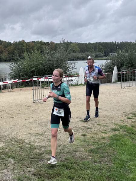 A competitor on the run loop along the water at De Gavers.