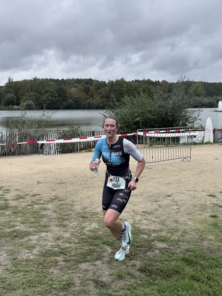 A competitor on the run loop along the water at De Gavers.
