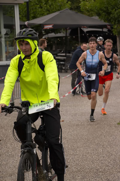 A competitor on the run loop along the water at De Gavers.