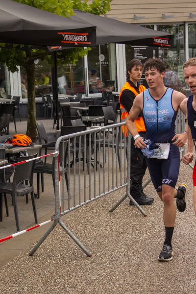 A competitor on the run loop along the water at De Gavers.