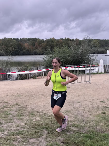 A competitor on the run loop along the water at De Gavers.