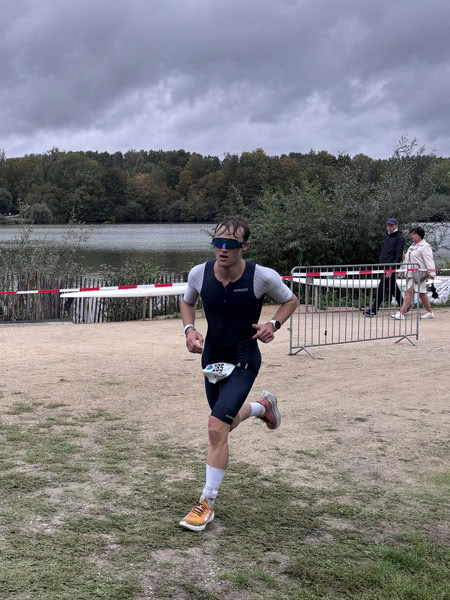A competitor on the run loop along the water at De Gavers.