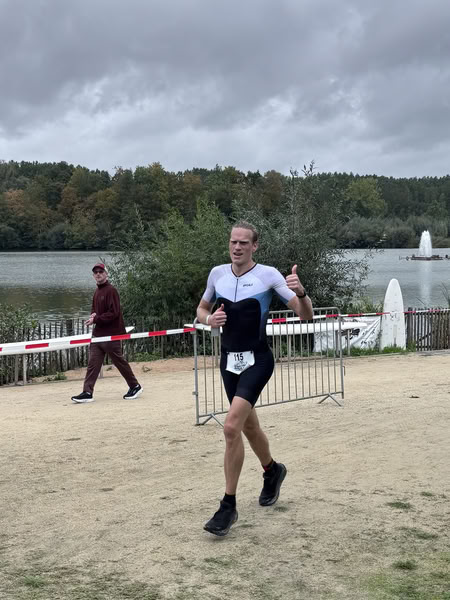 A competitor on the run loop along the water at De Gavers.