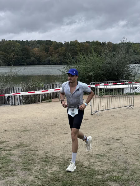 A competitor on the run loop along the water at De Gavers.