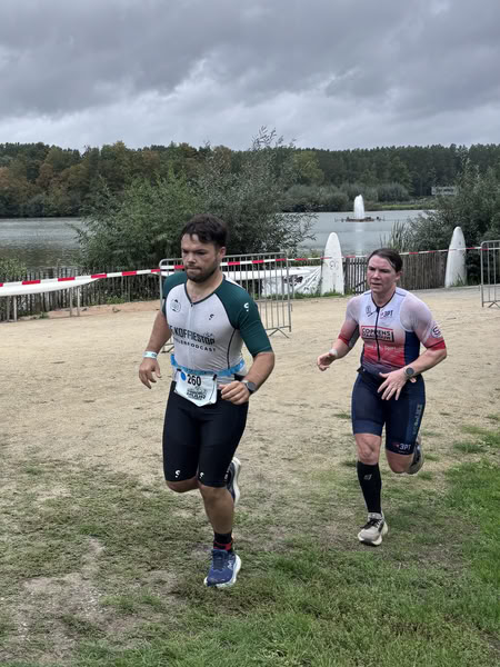 A competitor on the run loop along the water at De Gavers.