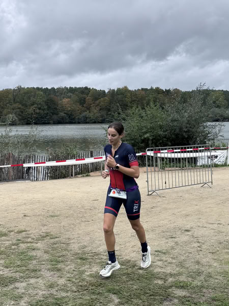 A competitor on the run loop along the water at De Gavers.