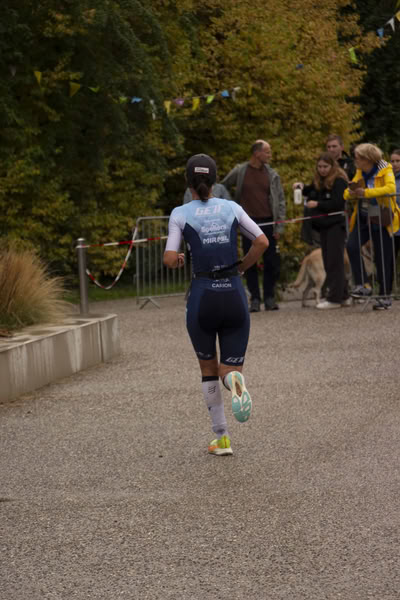 A competitor on the run loop along the water at De Gavers.