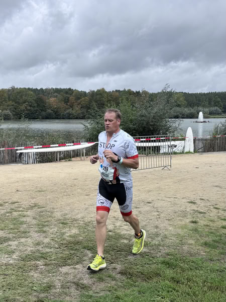 A competitor on the run loop along the water at De Gavers.