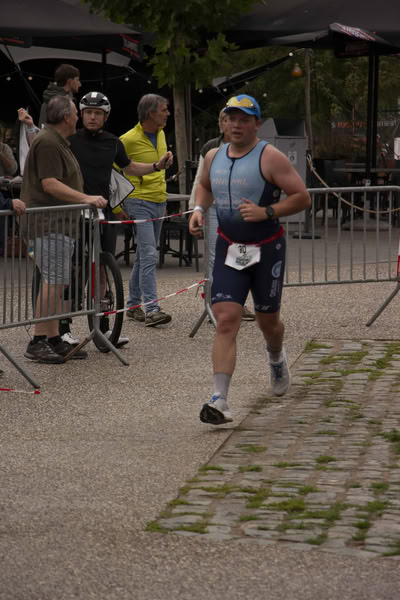 A competitor on the run loop along the water at De Gavers.