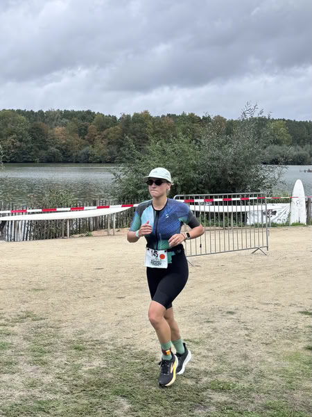 A competitor on the run loop along the water at De Gavers.