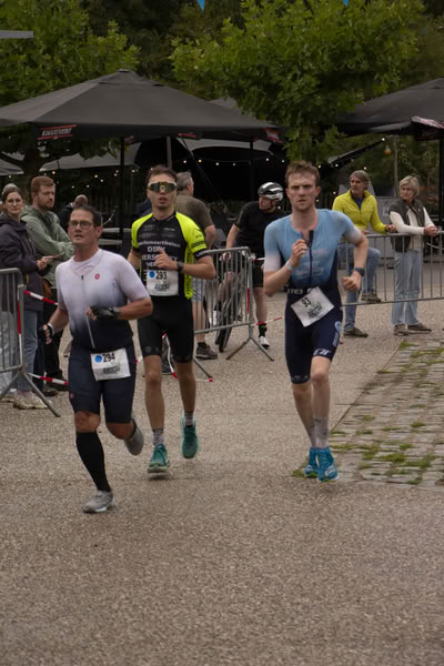 A competitor on the run loop along the water at De Gavers.
