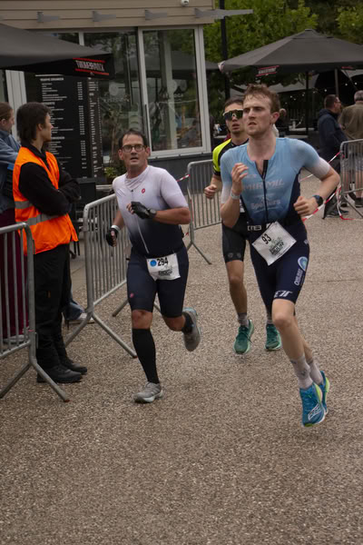 A competitor on the run loop along the water at De Gavers.