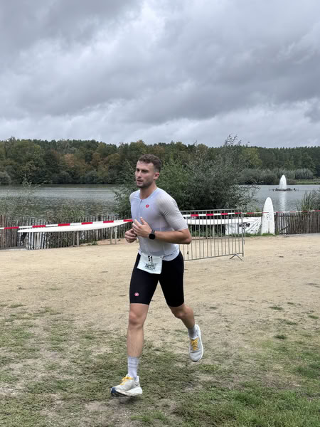 A competitor on the run loop along the water at De Gavers.