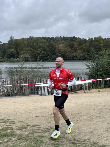 A competitor on the run loop along the water at De Gavers.