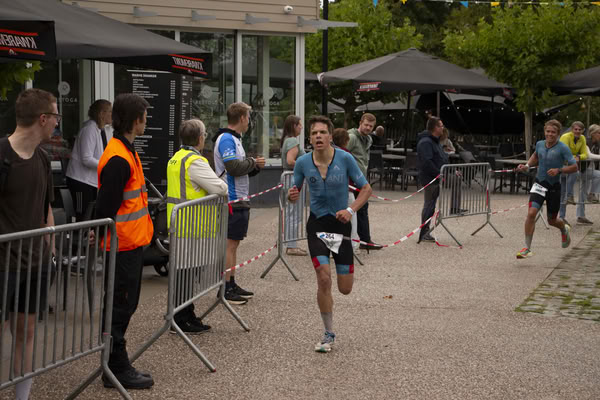 A competitor on the run loop along the water at De Gavers.