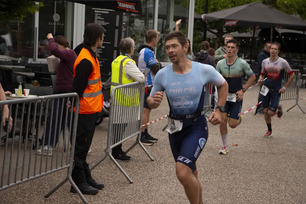 A competitor on the run loop along the water at De Gavers.
