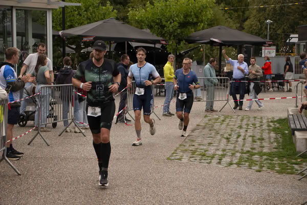 A competitor on the run loop along the water at De Gavers.