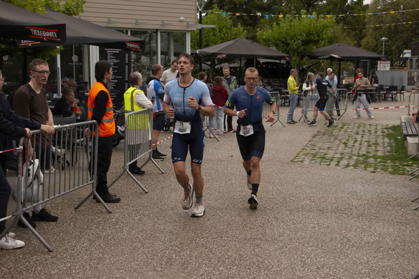 A competitor on the run loop along the water at De Gavers.