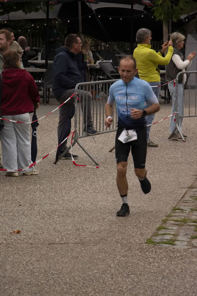 A competitor on the run loop along the water at De Gavers.