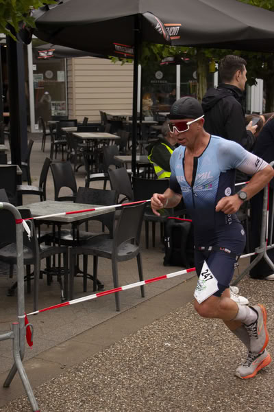 A competitor on the run loop along the water at De Gavers.