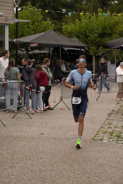 A competitor on the run loop along the water at De Gavers.