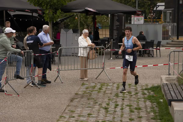 A competitor on the run loop along the water at De Gavers.