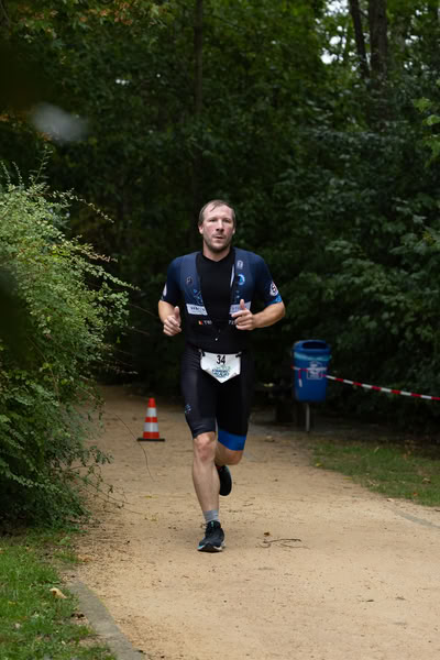A competitor on the run loop along the water at De Gavers.
