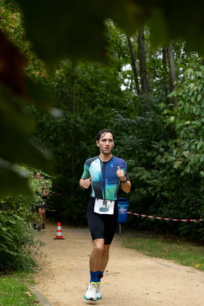 A competitor on the run loop along the water at De Gavers.