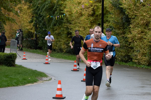 A competitor on the run loop along the water at De Gavers.