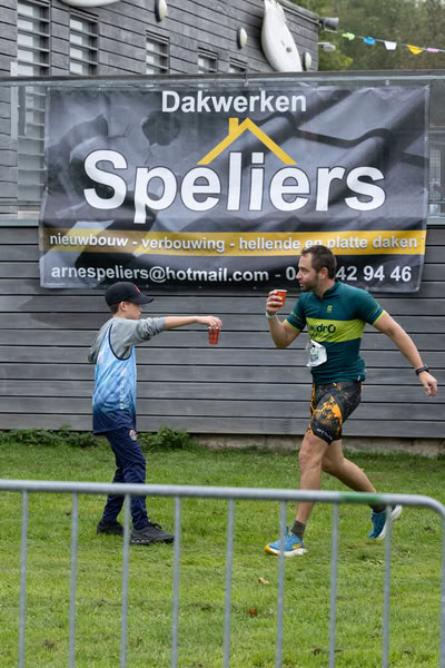 A competitor on the run loop along the water at De Gavers.