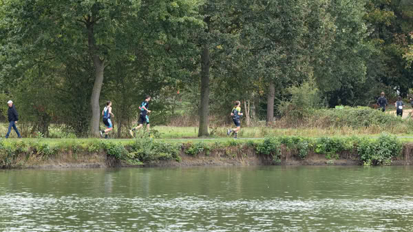 A competitor on the run loop along the water at De Gavers.
