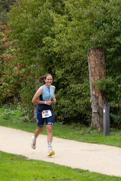 A competitor on the run loop along the water at De Gavers.