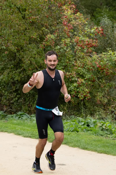 A competitor on the run loop along the water at De Gavers.
