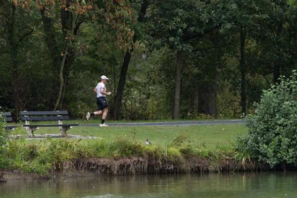 A competitor on the run loop along the water at De Gavers.