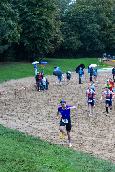 A competitor on the run loop along the water at De Gavers.